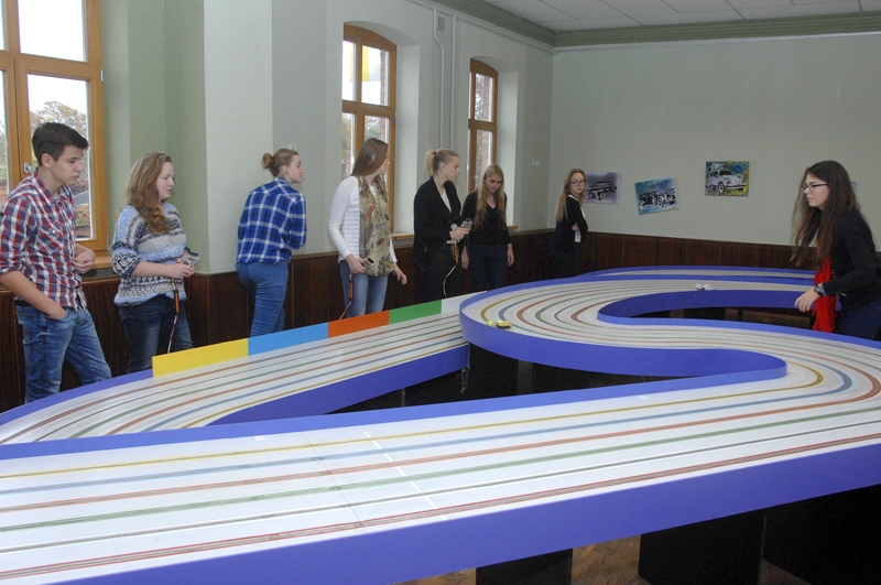 Lietuvas un Latvijas skolēni sacenšas automodelisma trasē. 
Autors: Ivars Bogdanovs