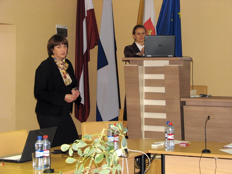 
Biedrības «Bauskas vecpilsēta» valdes priekšsēdētāja Ieva Bronko-Pastore (no labās), kā arī uzņēmēja Indra Liepa komitejas deputātus iepazīstina ar ieceri Bauskas Rātslaukumā uzstādīt Magno Kavallo jeb Lielā Murzas skulptūru.
Autors: Vilnis Auzāns