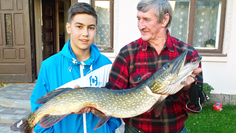 Lielais loms. Vectēvs Andris dalās ar Kristapu priekā par seškilogramīgo Mēmeles līdaku. 
Autors: no personiskā albuma