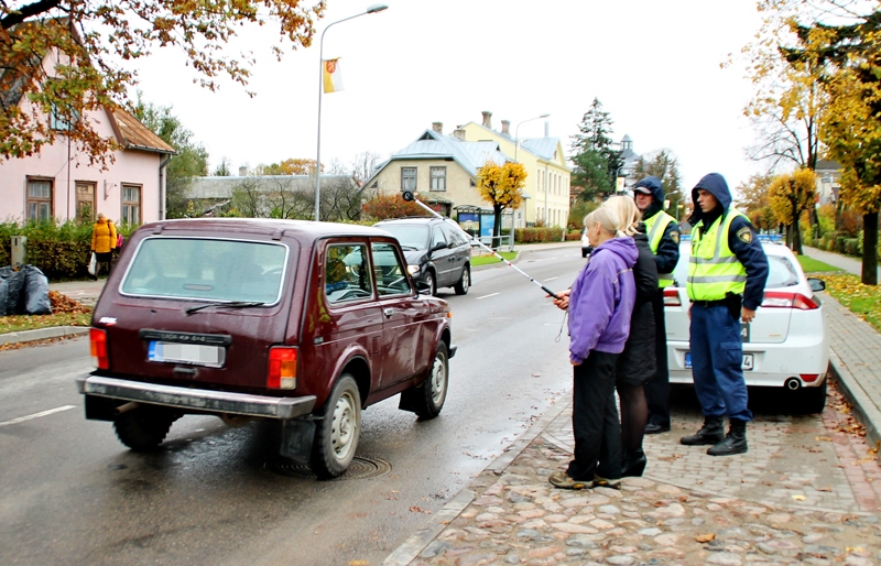 Bauskas ielās autovadītāji bieži ignorēja cilvēku ar balto spieķi.
Autors: Uldis Varnevičs