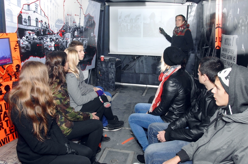 
Kaspars Zaltāns, 1991. gada barikāžu muzeja līdzstrādnieks (stāv), nodarbības ģimnāzistiem Bauskā vadīja 1979. gadā Ungārijā būvētajā «Ikarus» markas autobusā.
Autors: Ivars Bogdanovs