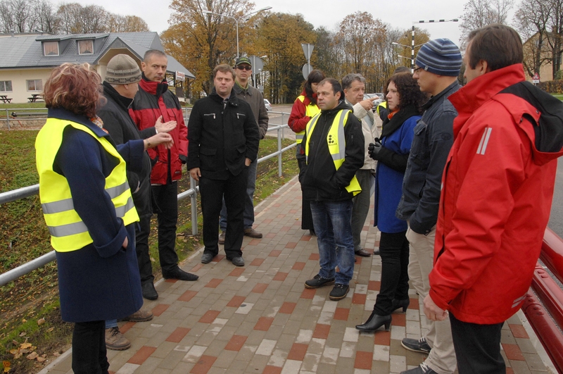 Bauskas novada domes amatpersonas kopā ar citiem atbildīgajiem darbiniekiem piektdien, 17. oktobrī, apskatīja jaunuzbūvēto tiltu.

Autors: Ivars Bogdanovs