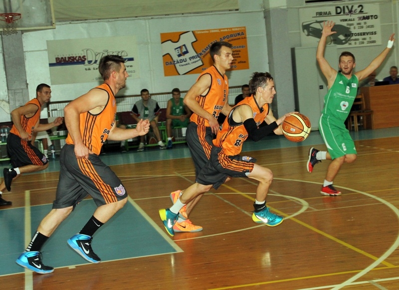 Toms Vilks (ar bumbu) ved uzbrukumā «Bauskas BJSS» vienību.
Autors: Uldis Varnevičs