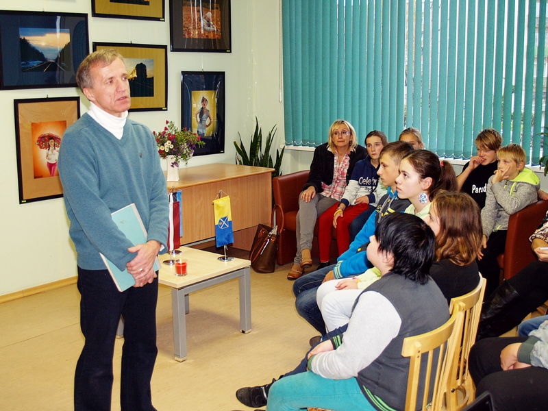 Uldis Godainis uz tikšanos bija atvedis Atmodas laika pierakstu žurnālu, kur fiksēta vēsturisko notikumu norise.
Autors: Antra Ērgle