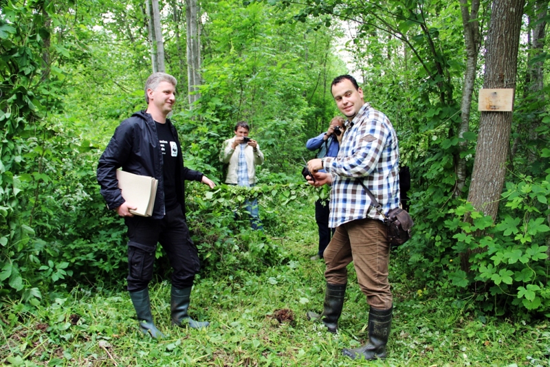 «Pūpolu» demonstrācijas teritorijas atklāšanā Jānis Rozītis (no kreisās) un Raimonds Mežaks.
Autors: no «Bauskas Dzīves» arhīva