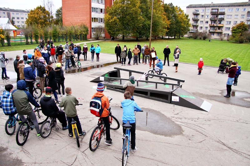 Svētki skeitparkā pulcēja vietējos bērnus un jauniešus. Jauniegūtie ekstrēmā sporta veida elementi attēla centrā.
Autors: Elīna Gruncka