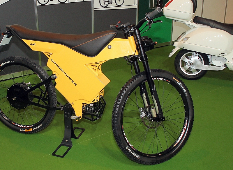 Elektromopēds ieinteresēja apmeklētājus izstādē «Vide un enerģija 2014» Ķīpsalā.
Autors: Uldis Varnevičs