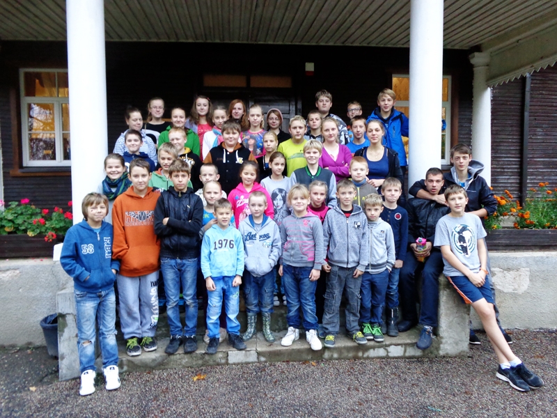 Ziedotāju pulks, kas «Mežavairogu» iemītniekiem veltīja kopumā 54 kilogramus sausās barības.
Autors: no skolas albuma