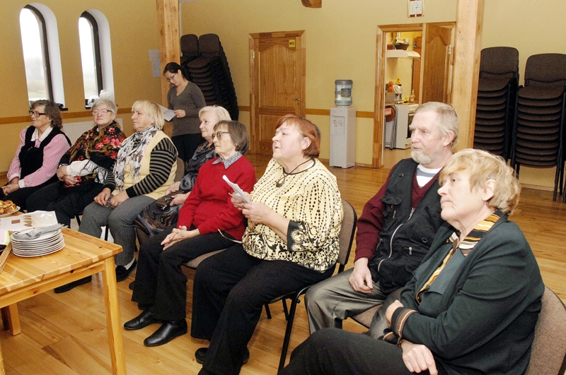 Silva Beitiņa (trešā no labās) stāsta par Vecsaules pagasta iepazīšanas braucieniem. 
Autors: Ivars Bogdanovs