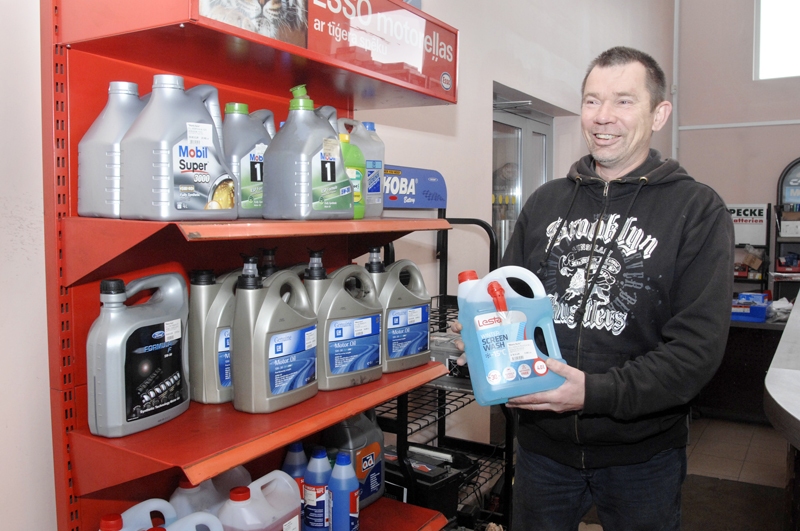 Aigars Strods, servisa «Divupe2» vadītājs, novērojis, ka šoferi degvielas filtrus, logu vai dzesēšanas šķidrumu steidz mainīt vien tad, kad saskārušies ar pirmo salu un ir radušās ķibeles. 
Autors: Ivars Bogdanovs