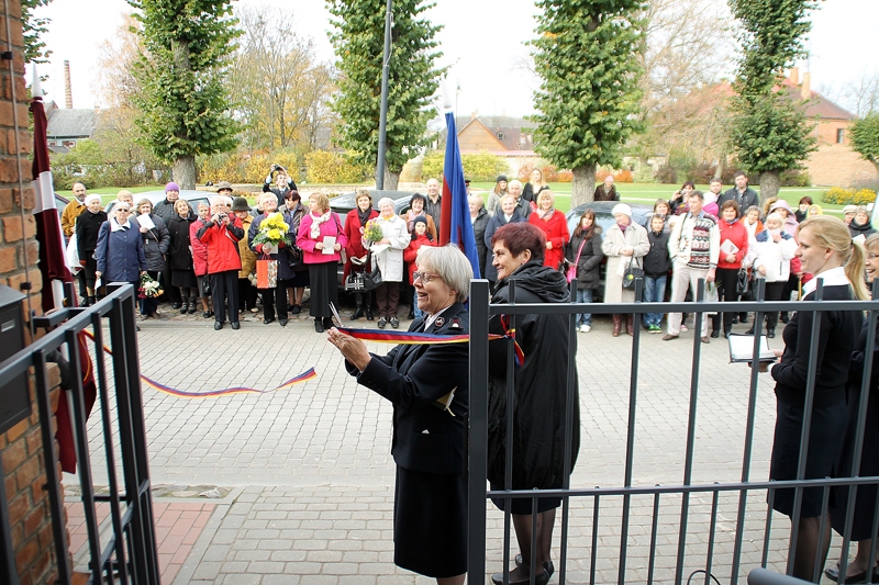 Marija Villermarke svinīgi pārgriež lenti pie jaunās ēkas ieejas.
Autors: Uldis Varnevičs