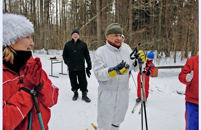 «Kad pienākusi ziema, jāatrod slēpes, jāņem rokās slēpju nūjas un jādodas uz mežu,» iesaka baušķenieks Herberts Mucenieks. Jau vairākus gadus Herberts, netaupot laiku un spēkus, ierīko slēpošanas trasi Likvertenu mežā, mudinot sportam pievērsties visu paaudžu cilvēkus. 