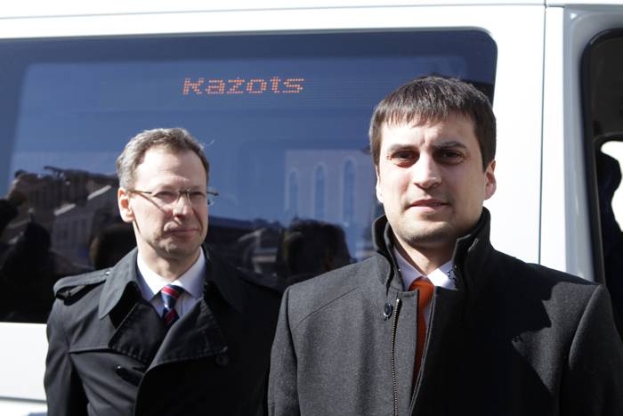 SIA «Sabiedriskais autobuss» valdes priekšsēdētājs Vitālijs Komars (no labās) ir neizpratnē par citu pārvadātāju pārmetumiem par pārāk zemu cenu piedāvājumu Autotransporta direkcijas (ATD) izsludinātajā pasažieru pārvadājumu iepirkumā.
Autors: kasjauns.lv