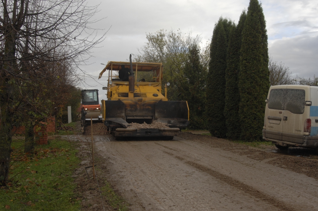 Rundāles novada Viesturu pagasta Bērstelē SIA «VIONA» asfaltē Dārza ielu. SIA «Fortis Energy» ierīkoja apgaismojumu. 

Autors: Ivars Bogdanovs