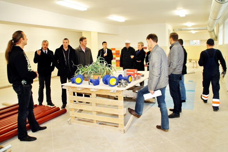 Būvsapulces dalībnieki pirmdien pulcējās ēdnīcā, kur salikti pirmie atvestie materiāli siltummezgla būvei. 
Autors: Uldis Varnevičs