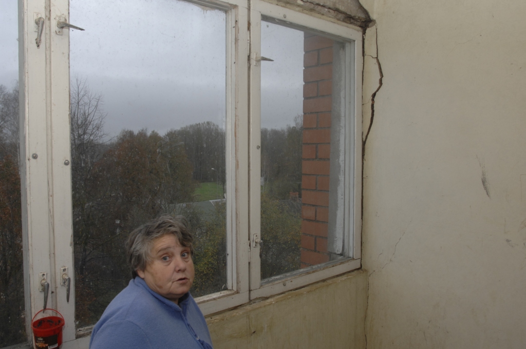 Mājai jau ilgāku laiku ir plaisas ārsienā, kas radušās, atdaloties ēkas pilastriem.
Autors: Ivars Bogdanovs