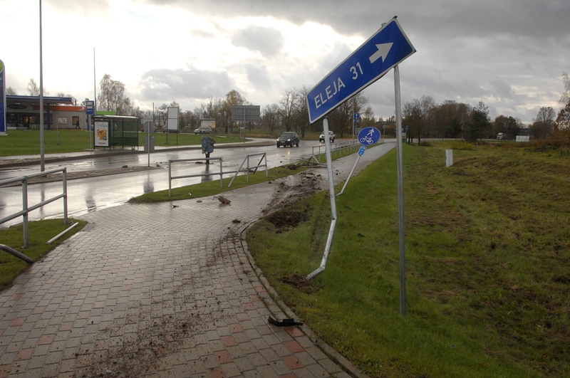 Bīstami braucot, šoferis sabojājis barjeras un ceļazīmi.

Autors: Ivars Bogdanovs