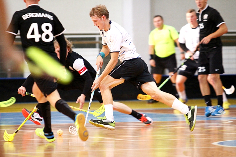 Pēteris Zeltiņš (ar bumbu) aizvadīja spēli ar mainīgiem panākumiem.
Autors: Elīna Gruncka