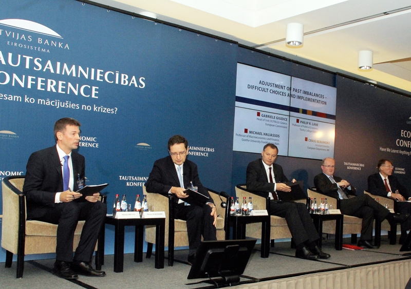 Rīgas konferencē par krīzes mācībām pulcējās pazīstami lektori no Eiropas Savienības.
Autors: Uldis Varnevičs