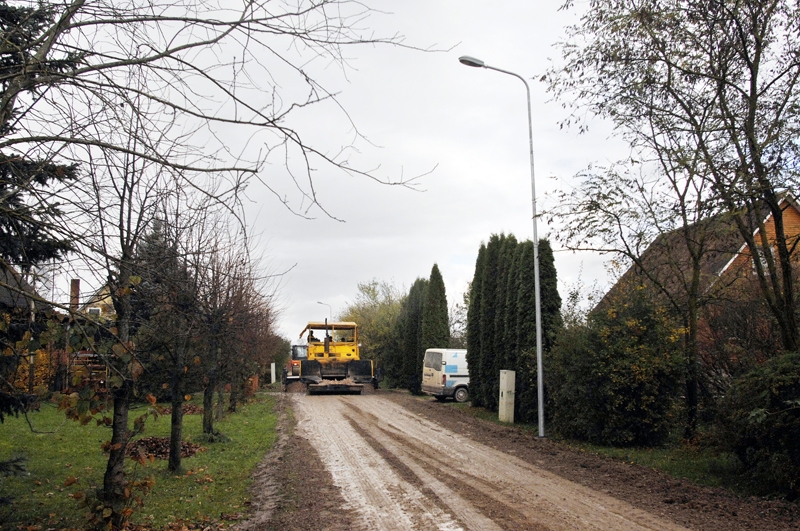 Rundāles novada Viesturu pagasta Bērstelē SIA «Viona» darbinieki asfaltēja Dārza ielu, SIA «Fortis Energy» speciālisti ierīkoja apgaismojumu.
Autors: Ivars Bogdanovs