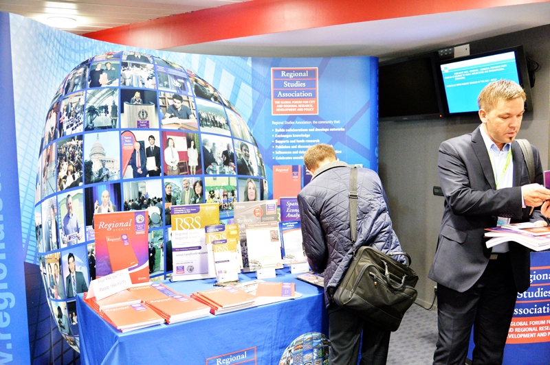 Reģionu komitejas «Atvērtās dienas» piedāvā ļoti plašu un daudzveidīgu informācijas klāstu, ļaujot katras dalībvalsts pašvaldībām pastāstīt par savu veikumu un atrast noderīgu pieredzi citu darbā.
Autors: no Reģionu komitejas albuma