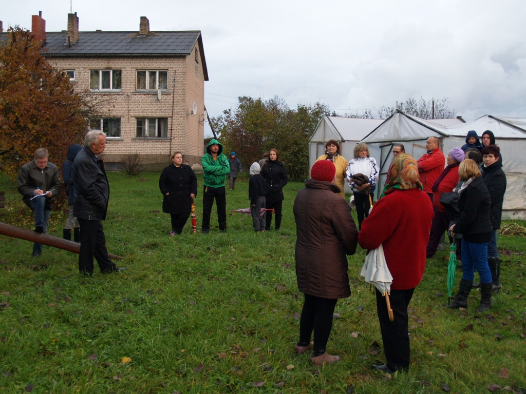 Audrupu cilvēkiem ar pašvaldības pārstāvjiem bija jārunā āra laukumā, neraugoties uz lietu un tumstošo vakaru. 
Autors: Madara Ērgle