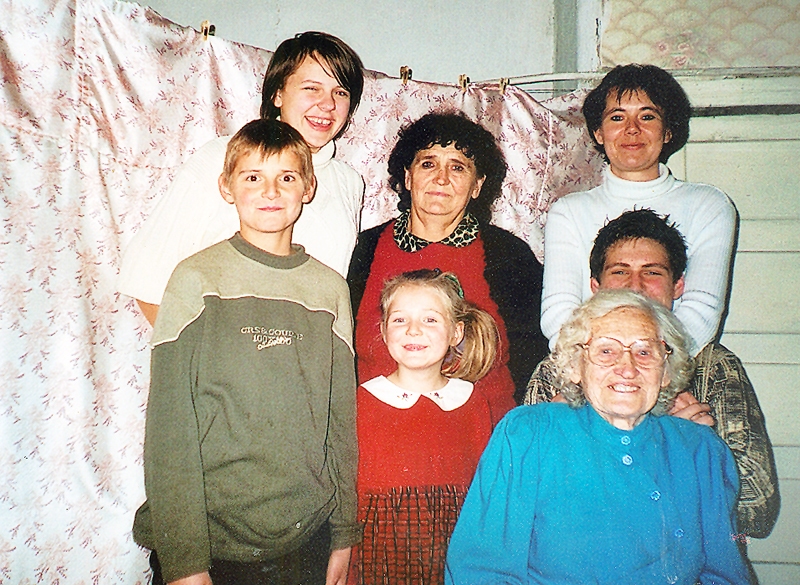 Jubilāres 90 gadu dzimšanas dienas svinībās kopā ar māmuļu meita Ērika (centrā), mazmazbērni Mārtiņš (no kreisās), Ilze, Arta, mazdēls Artūrs un mazmeita Baiba.
Autors: no ģimenes albuma