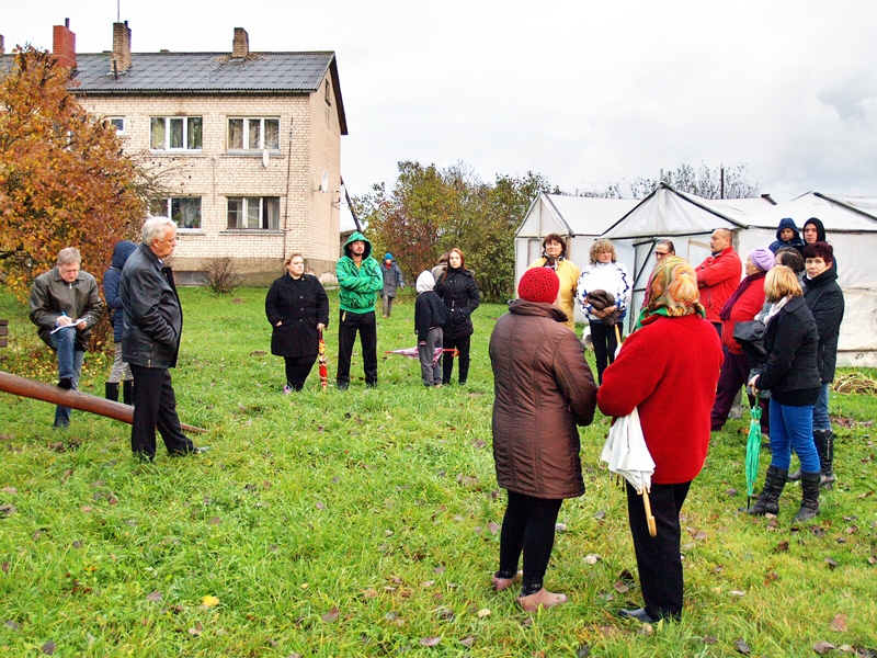 Audrupu cilvēkiem ar pašvaldības pārstāvjiem bija jārunā āra laukumā, neraugoties uz lietu un tumstošo vakaru.
Autors: Madara Ērgle