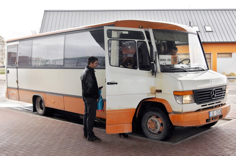 Konkursā «Sabiedriskais autobuss»  pieteicis tik zemu pakalpojumu cenu, ka rodas bažas, vai uz galvaspilsētu turpmākos sešus gadus brauksim ar ko labāku par pašreizējiem busiņiem.
Autors: Ivars Bogdanovs