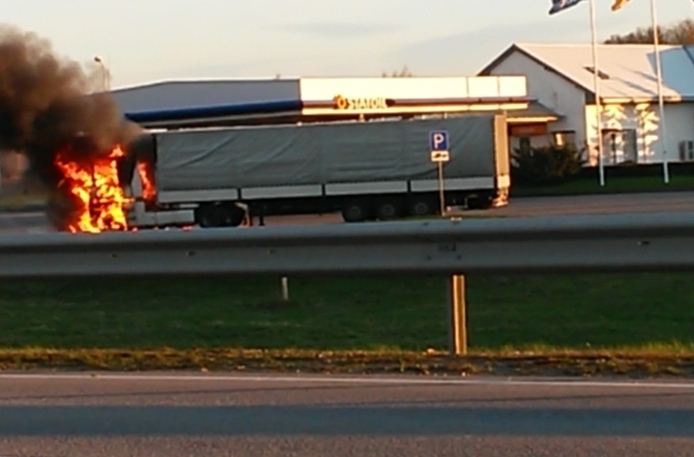 Degvielas uzpildes stacijā (DUS) «Statoil» Ceraukstes pagastā piektdienas, 24. oktobra, rītā dega kravas automobilis.