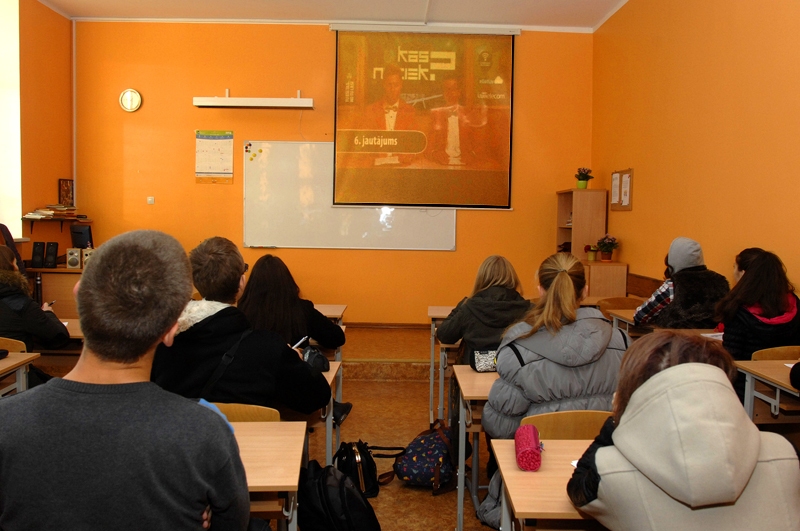 Bauskas Valsts ģimnāzijas 9. klašu audzēkņi konkursa atbildes rakstīja ekstremālos apstākļos – skolēni bija ģērbušies jakās un cepurēs. Lai gan laukā tikai septiņi grādi, klases joprojām netiek kurinātas. 


Autors: Ivars Bogdanovs