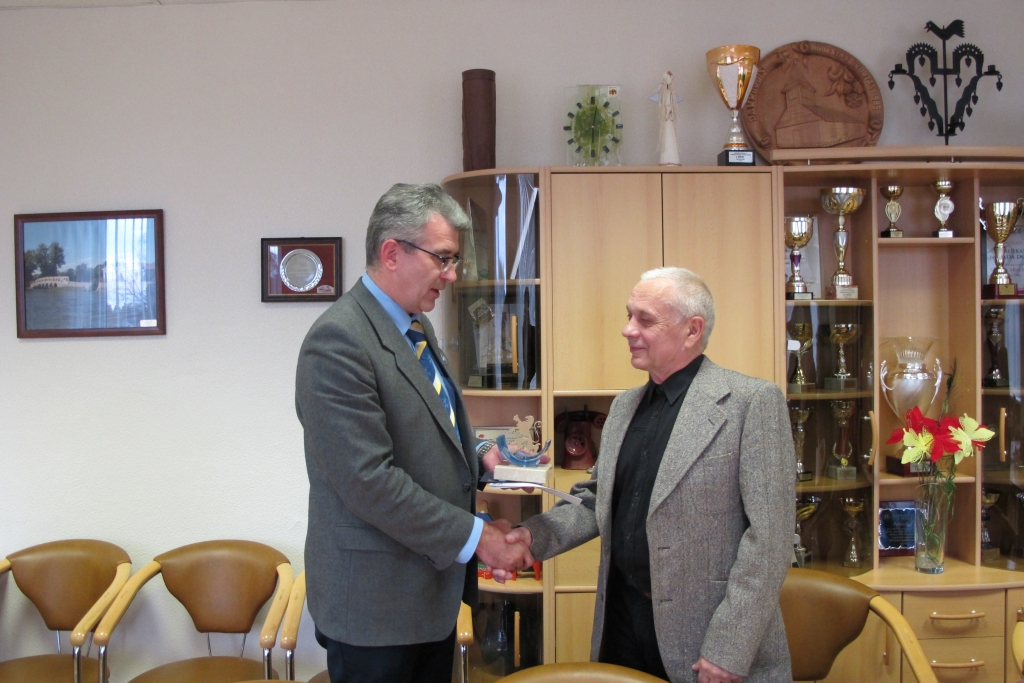 Bauskas novada domē pašvaldības augstāko apbalvojumu «Mūža ieguldījums» saņem baušķenieks Herberts Mucenieks. 
Autors: Ieva Šomina