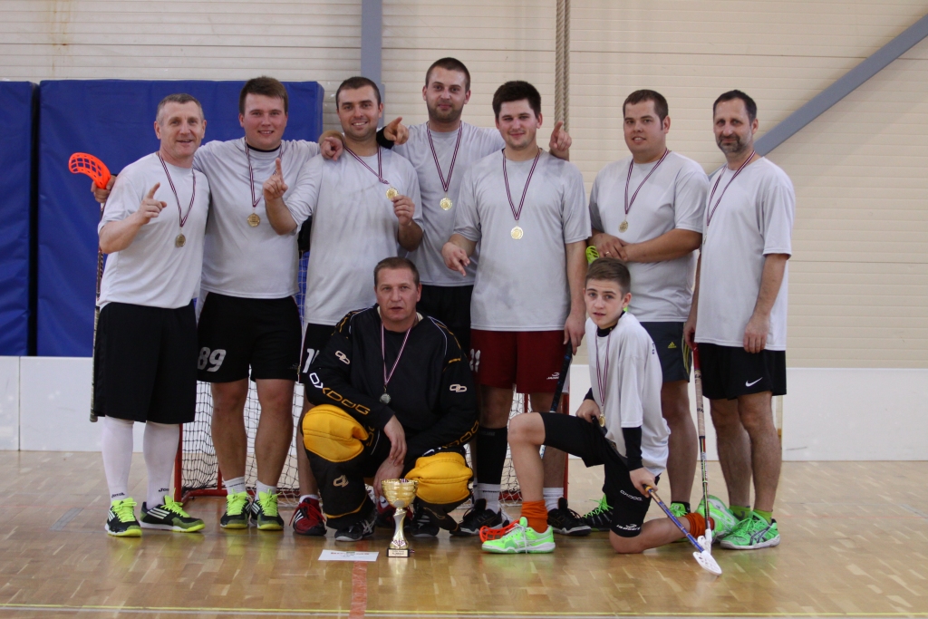 Florbola komanda «Vecā Bauska» nezaudējot ne spēli izcīnīja čempiona kausu. 