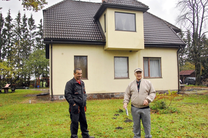 Atjaunotais bijušās stacijas nams. Tēvs Jānis un dēls Ivars Brezini.
Autors: Ivars Bogdanovs