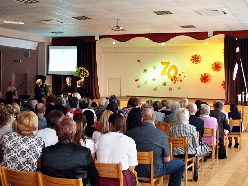 JUBILEJAS SALIDOJUMĀ. Skolas pedagogi un darbinieki saņēma godarakstus par ilggadēju godprātīgu darbu.
Autors: Madara Ērgle