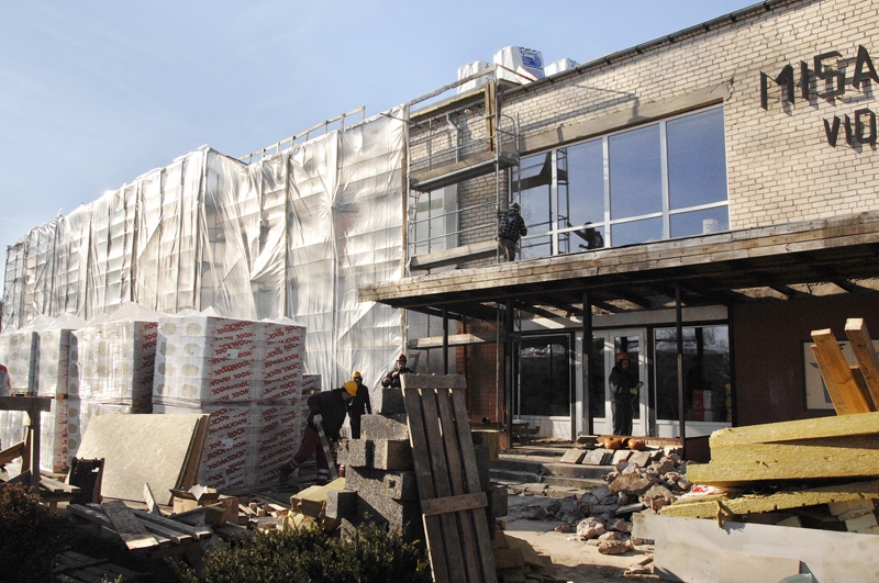 SIA «Kvintets M» strādnieki centīgi veic darbus Misas vidusskolā.
Autors: Ivars Bogdanovs