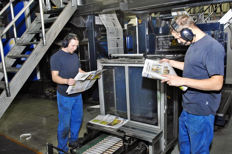 Vai avīzē visi burti salasāmi un bildes labi saskatāmas? «Bauskas Dzīves» drukas kvalitāti novērtē tipogrāfijas darbinieki.
Autors: Ivars Bogdanovs