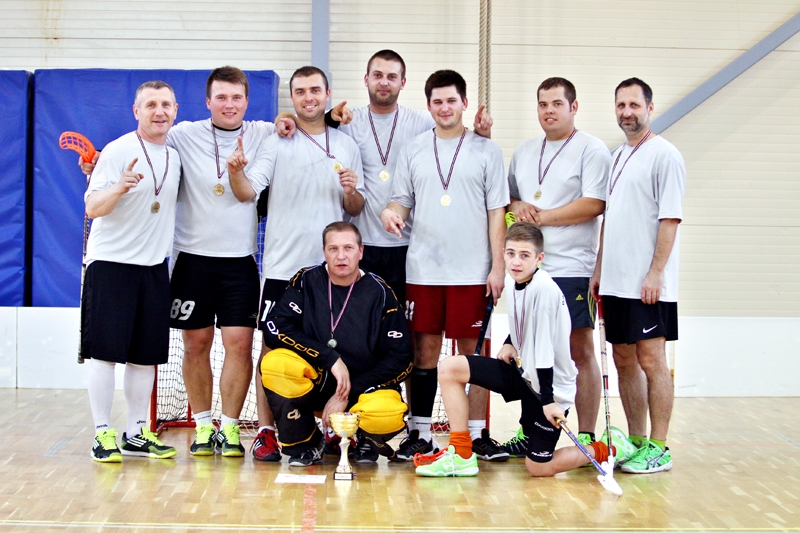 Florbola komanda «Vecā Bauska», nezaudējot ne spēli, izcīnīja čempiona kausu.
Autors: Elīna Gruncka