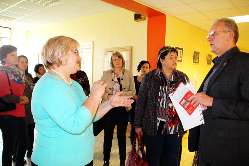 Pilsrundāles vidusskolā direktore Anda Liškauska (no kreisās) uzņem Nīcas pašvaldības priekšsēdētāju Agri Petermani ar komandu.
Autors: no Rundāles novada domes krājumiem