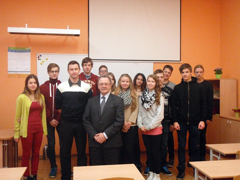 10.b klases audzēkņi tiekas ar uzņēmēju kluba «Bauska ‘97» pārstāvjiem – uzņēmējiem Elviju Akmentiņu un Uldi Kolužu (abi pirmajā rindā).
Autors: no skolas arhīva