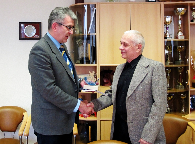 Herberts Mucenieks (no labās) Bauskas novada domē saņem pašvaldības augstāko apbalvojumu «Mūža ieguldījums». To viņam pasniedz domes priekšsēdētājs Raitis Ābelnieks. 
Autors: Ieva Šomina