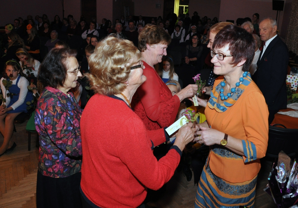 Vecumnieku tautas nama bijušo saimnieci Valdu Kaufmani (no labās) un viņas darba turpinātāju Agritu Laudurgu sveic dāmu deju kopas «Rudens rozes» dalībnieces.
Autors: Žanna Zālīte