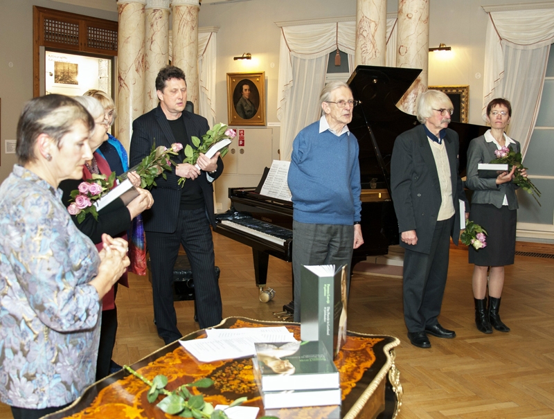 Izdevēji sveic grāmatas autorus. Otrais no labās – Rundāles pils muzeja speciālists Jānis Baltiņš, ceturtais no labās – mākslas zinātnieks Dainis Bruģis.
Autors: Velta Leijere