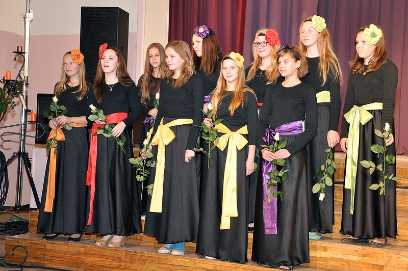 Koncertā uzstājās Vecumnieku vidusskolas vokālais ansamblis, kura dalībnieces savulaik dziedāja tautas nama kolektīvā «Zīļuki».
Autors: Žanna Zālīte