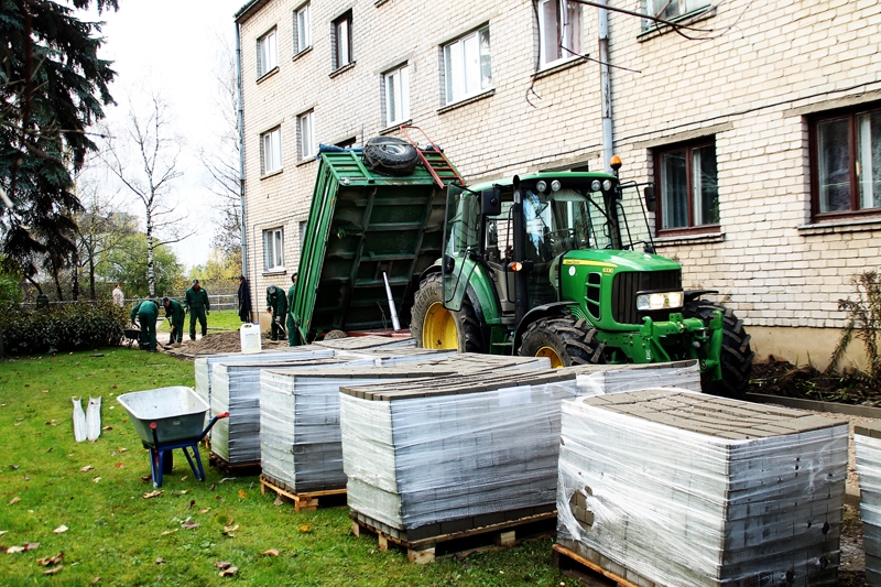 Darbinieki no SIA «Vides serviss» bruģē Dārza ielas 6. mājas pagalmu. 
Autors: Uldis Varnevičs