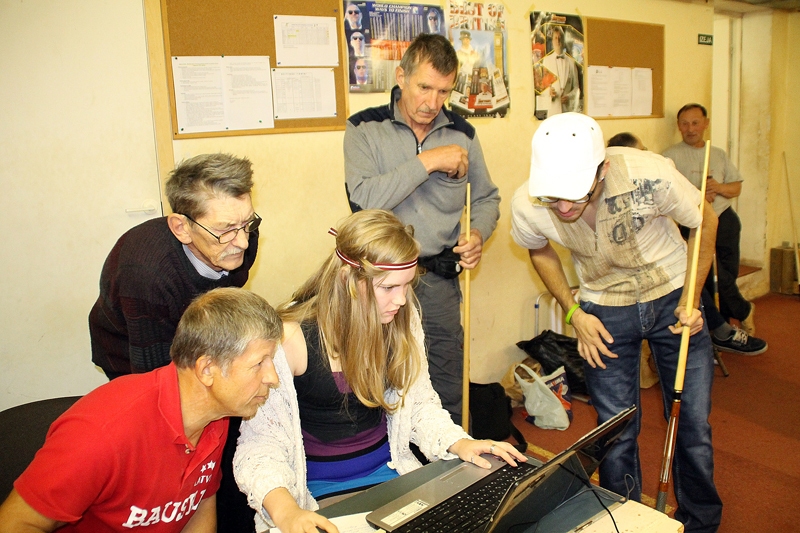 Santa Gudža (pie datora) ievada sacīkšu rezultātus, spēlētājiem vērojot, kas būs nākamais pretinieks.
Autors: Uldis Varnevičs