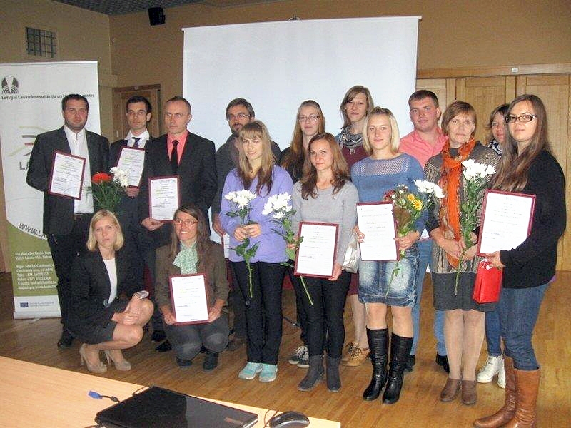 Baušķenieki Romāns Dolgošs un Madara Kužņika (pirmais un ceturtā no kreisās) līdz ar citiem jauniešu uzņēmēju konkursa «Laukiem būt!» laureātiem. 
Autors: no LLKC albuma