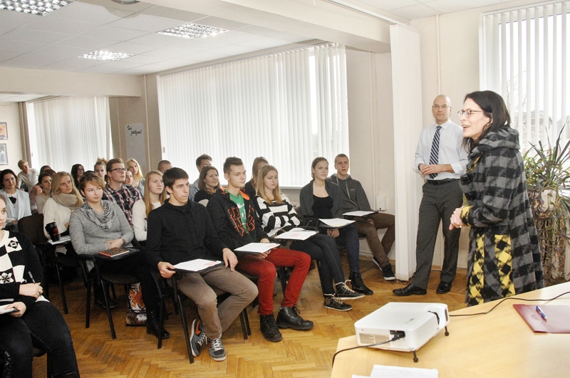 Šārona Handsone-Dīna, ASV vēstnieka Latvijā vietniece, jaunajiem baušķeniekiem sniedza padomus tēla veidošanā. 
Autors: Ivars Bogdanovs
