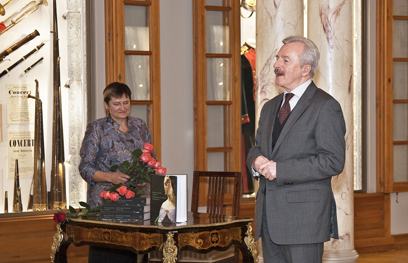 Grāmatas „Portrets Latvijā.19. gadsimts” prezentācijā runā Rundāles pils muzeja direktors Imants Lancmanis.
Autors: Velta Leijere