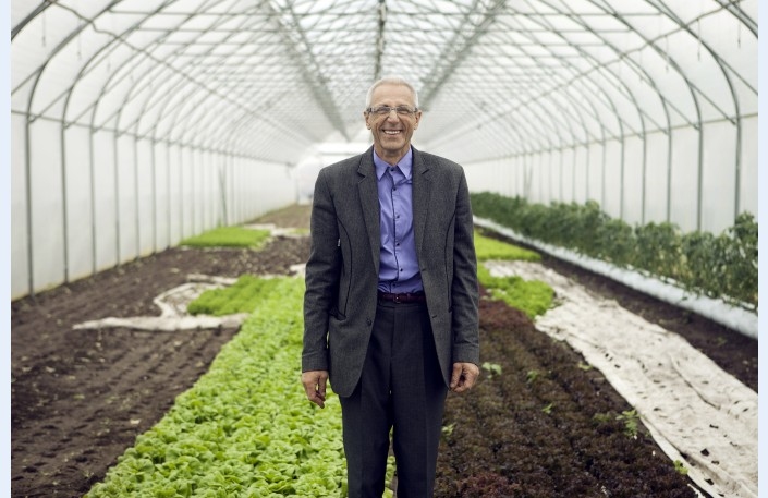 Juris Cīrulis stāsta, ka „Mežacīruļos” apzināti izvēlēts daudznozaru ražošanas princips. Saimniecība ir piemērs īpaši sekmīgam ģimenes biznesam laukos.
Autors: no diena.lv